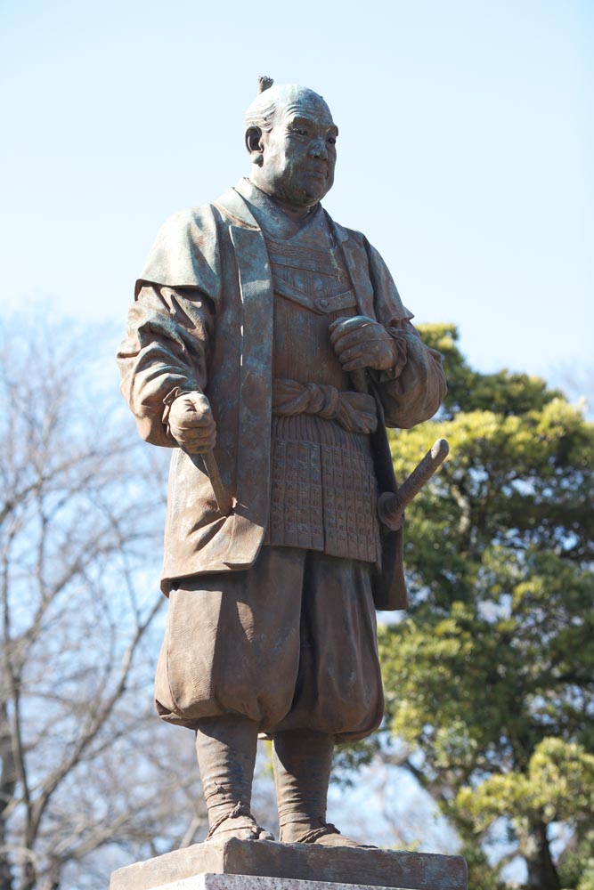 徳川家康銅像（岡崎城）
